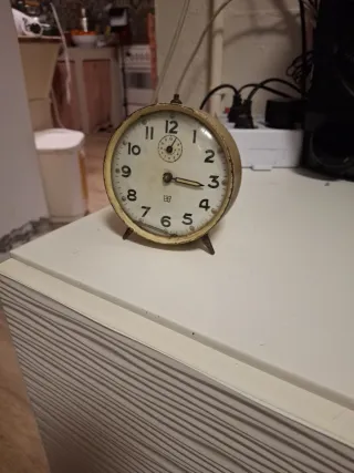 Vecchia sveglia da tavolo