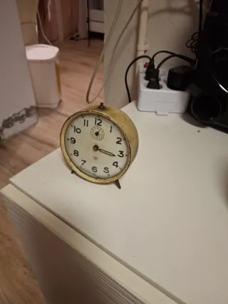 Vecchia sveglia da tavolo