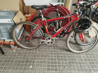 Bicicleta de montaña:  CONOR Roja  BH Azul y Negra