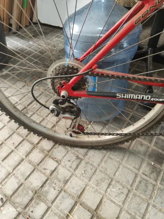 Bicicleta de montaña:  CONOR Roja  BH Azul y Negra