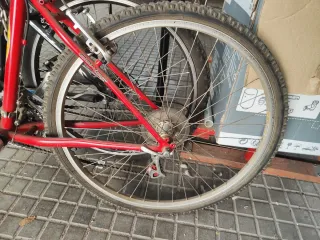 Bicicleta de montaña:  CONOR Roja  BH Azul y Negra