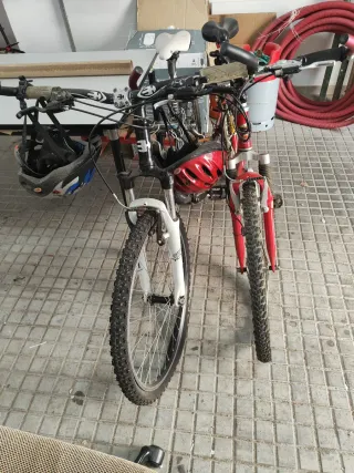 Bicicleta de montaña:  CONOR Roja  BH Azul y Negra