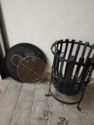 Barbacoa de metal negra