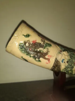 Corno cinese resina con base legno