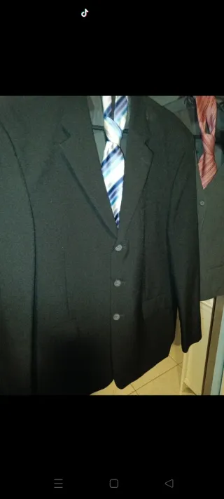 Americana, chaleco, pantalón y corbatas.