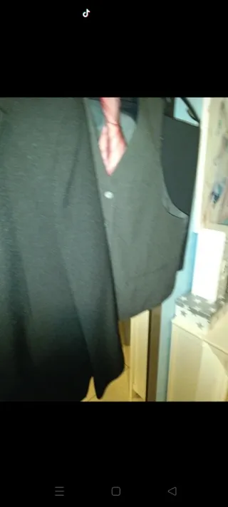 Americana, chaleco, pantalón y corbatas.