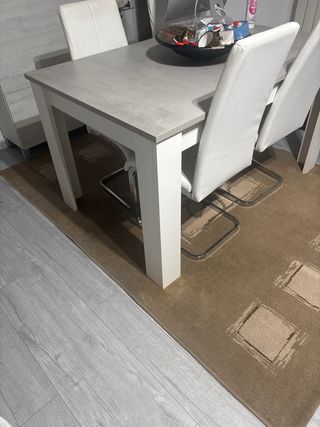 Alfombra beige y marrón