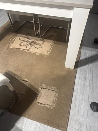 Alfombra beige y marrón