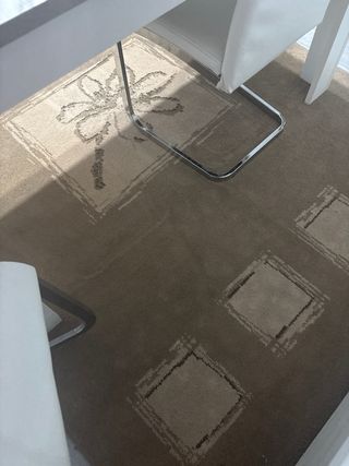 Alfombra beige y marrón