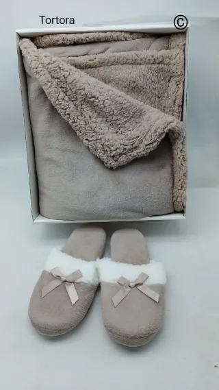 Set donna coperta e pantofole rosa
