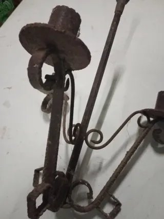 Antico porta candele in ferro battuto