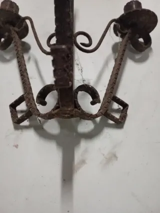 Antico porta candele in ferro battuto