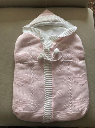 Saco bebé rosa de punto con capucha