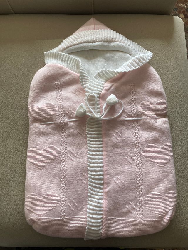 Saco bebé rosa de punto con capucha