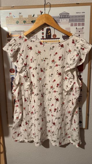 Camiseta floral sin mangas