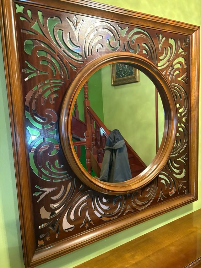 Taquillón y espejo de madera tallada