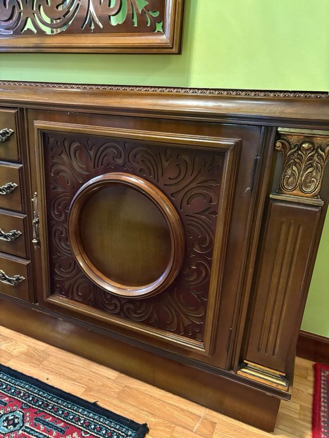 Taquillón y espejo de madera tallada