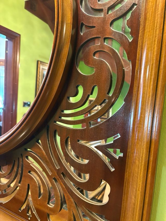 Taquillón y espejo de madera tallada