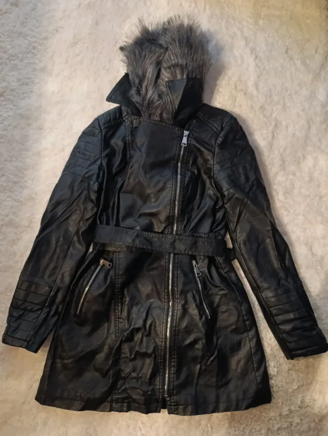 Abrigo negro de cuero mujer con capucha