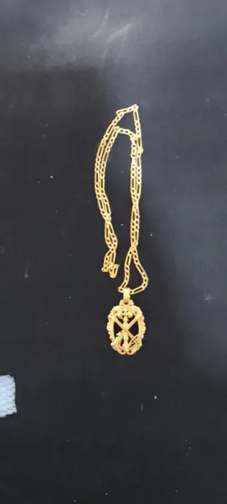 Colgante de oro con diseño ovalado