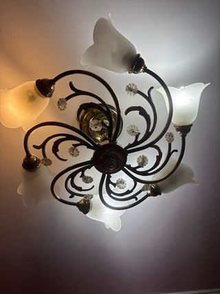 Lámpara de techo dorada con tulipas