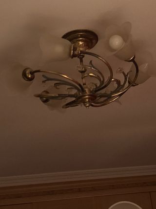 Lámpara de techo dorada con tulipas