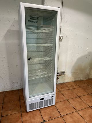 Nevera expositora de bebidas blanca