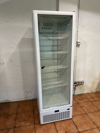 Nevera expositora de bebidas blanca