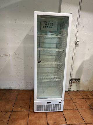 Nevera expositora de bebidas blanca