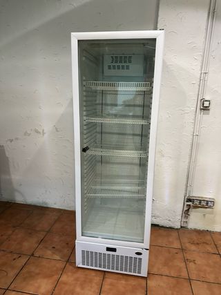 Nevera expositora de bebidas blanca