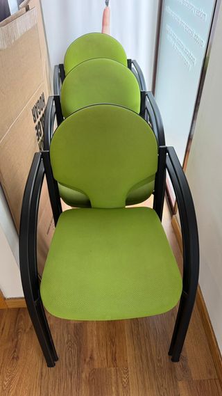 Sillas de oficina verdes y negras