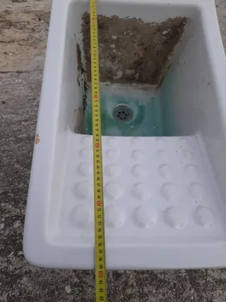 Pila de lavar blanca