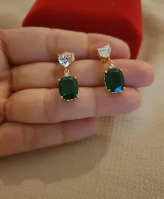 Pendientes chapados en oro con esmeralda