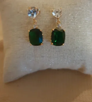 Pendientes chapados en oro con esmeralda