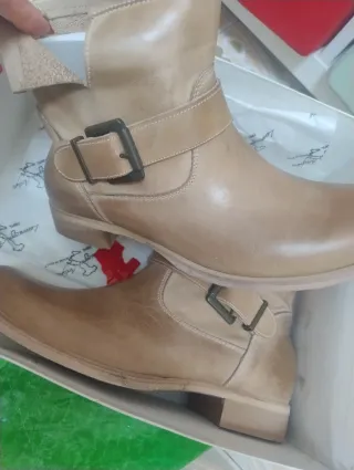 Stivali donna beige con fibbia senza marca