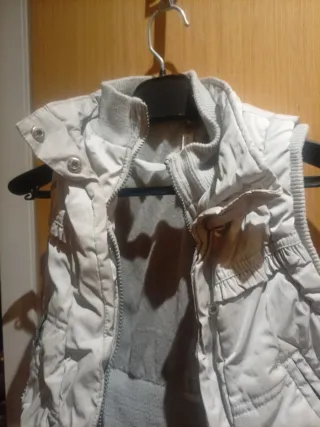 Chaleco impermeable niña beige. 5 años