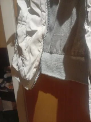 Chaleco impermeable niña beige. 5 años