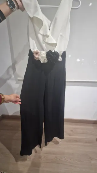 Mono elegante blanco y negro