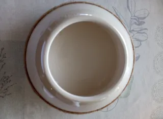 Juego de 2 jarrones decorativos beige y dorado