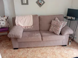 Sofá de tela beige y rosa