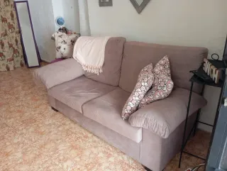 Sofá de tela beige y rosa