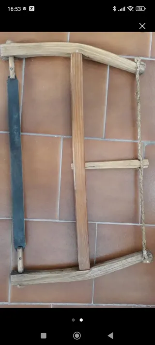 Sierra de arco antigua de madera