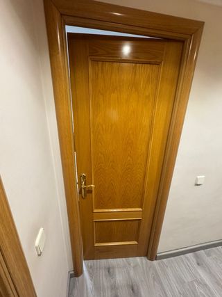 Puerta madera con cristal