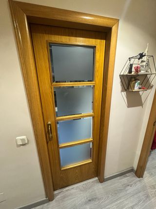 Puerta madera con cristal
