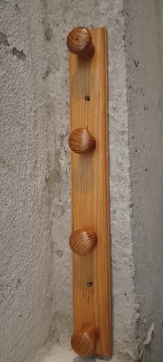 Colgador de madera con 4 pomos de 30cm