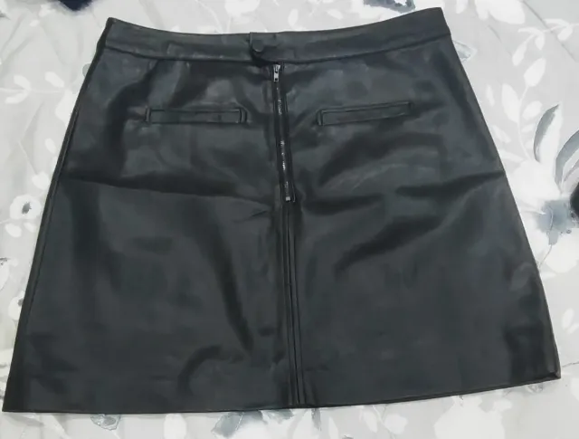 Falda corta polipiel negra