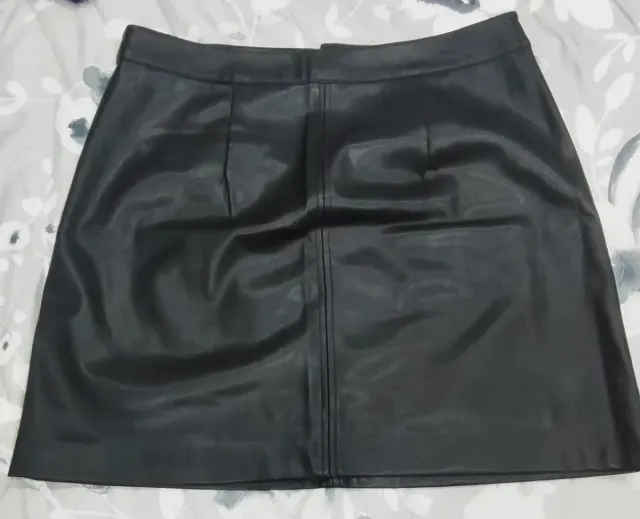 Falda corta polipiel negra