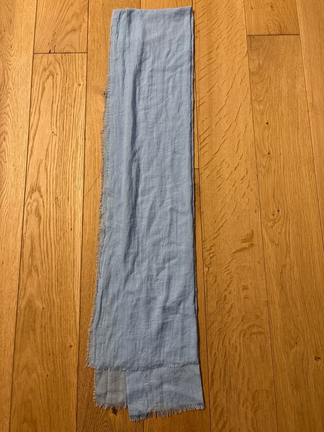 Pañuelo azul con flecos