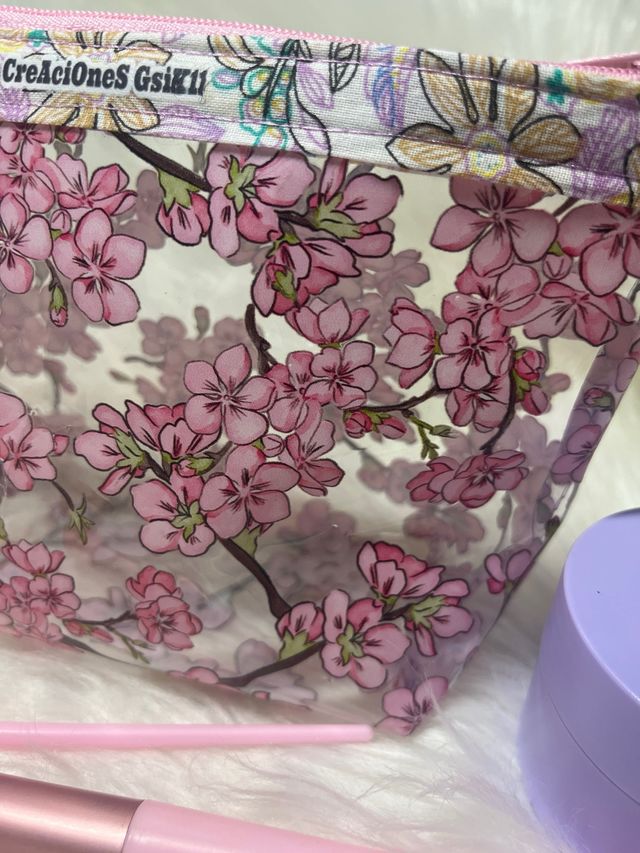 Neceser transparente con flores rosas