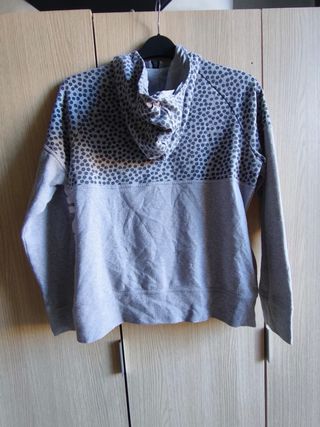Sudadera Adidas con capucha gris